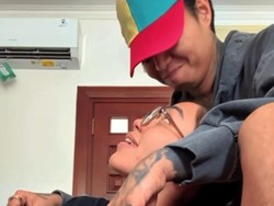 Saling Physical Touch, Ini 7 Potret Kedekatan Reza Arap & Lula Lahfah Mesra di Balik Layar