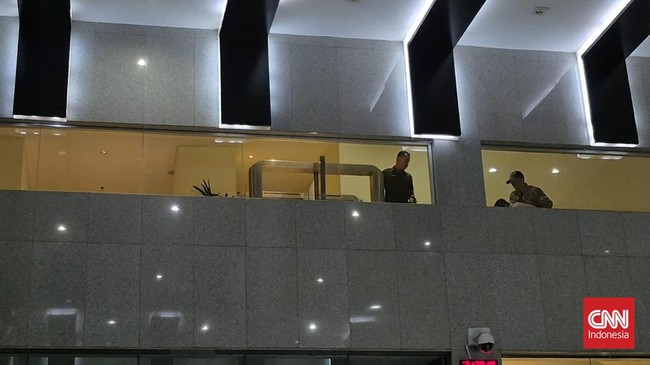 Komisaris PT Sepiak Jaya Kaltim Rudy Ong tiba di Gedung KPK sekitar pukul 21.38 WIB. Dia selalu berupaya menutupi wajahnya dari sorotan media.