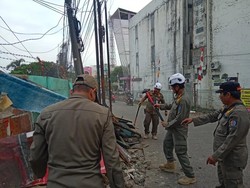 Satpol PP Depok Bongkar 17 Bangunan Liar di Harjamukti