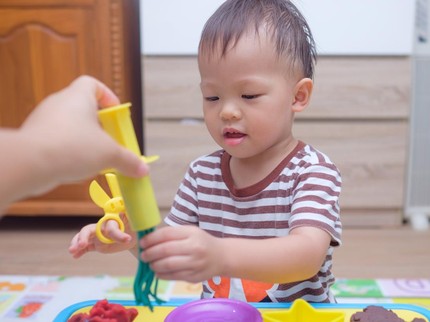 15 Ide Aktivitas Sensory Play untuk Anak 6-12 Bulan dan Manfaatnya