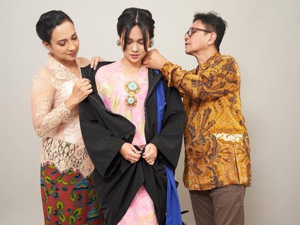 Kisah Haru di Balik Baju Pink yang Dikenakan Charlotte Putri Shahnaz Haque saat Wisuda