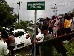 Kereta Api vs Minibus Bawa Anak Sekolah di Padang, 1 Tewas