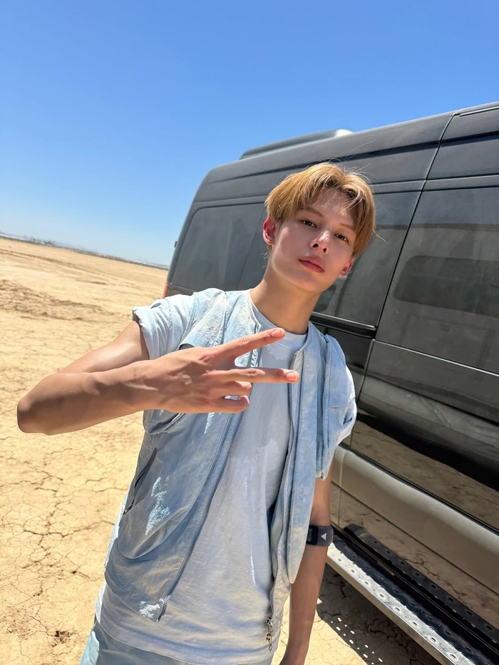 Terlahir sebagai bintang, ia memiliki segudang bakat di berbagai bidang. James dijuluki ‘dance prodigy’ karena keterampilan menari yang luar biasa. Ia pun pernah menjadi backup dancer dua member BTS, senior satu agensinya./ Foto: instagram.com/cortis