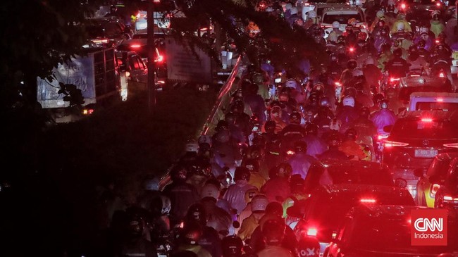 Jakarta Macet di Mana-mana, Kendaraan Nyaris Tak Bergerak Sejumlah ruas jalan di Jakarta mengalami kemacetan parah imbas hujan hingga banjir, Kamis (30/10) sore ini.