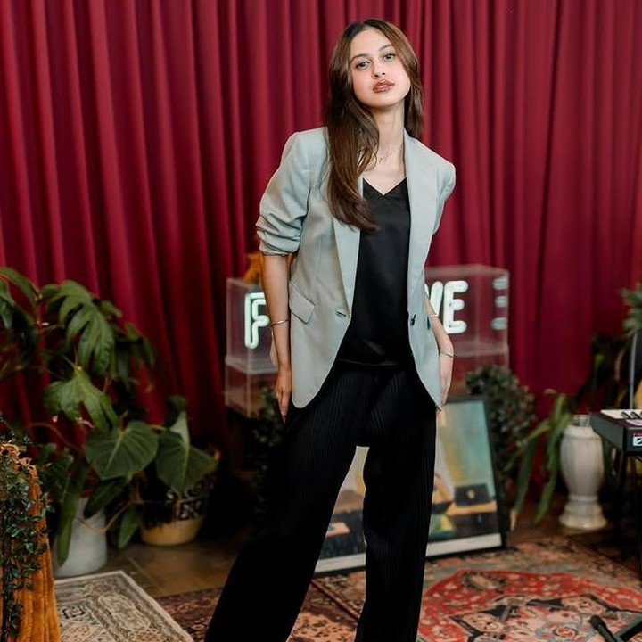 <p>Nah, cerita dari putri kesayangan Ramzi ini memberikan inspirasi, bahwa akademik dan <em>passion</em> di <em>entertainment</em> bisa berjalan beriringan, Bunda. Dengan tekad yang kuat, segala impian tampak mungkin diwujudkan. (Foto: Instagram @therealasilamaisa)</p>