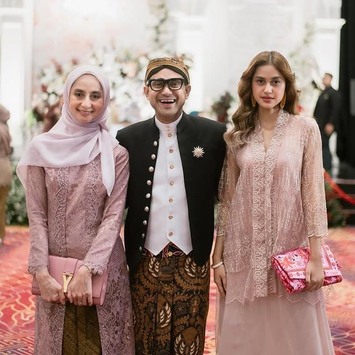 <p>Asila Maisa Fatihah merupakan putri semata wayang dari Wakil Bupati Kabupaten Cianjur, Ramzi dan istri, Avi Basalamah, kini tengah menempuh pendidikan di Universitas Indonesia fakultas hukum. Keputusan ini diambilnya karena dirinya memiliki cita-cita menjadi jaksa, Bunda. (Foto: Instagram @therealasilamaisa)</p>