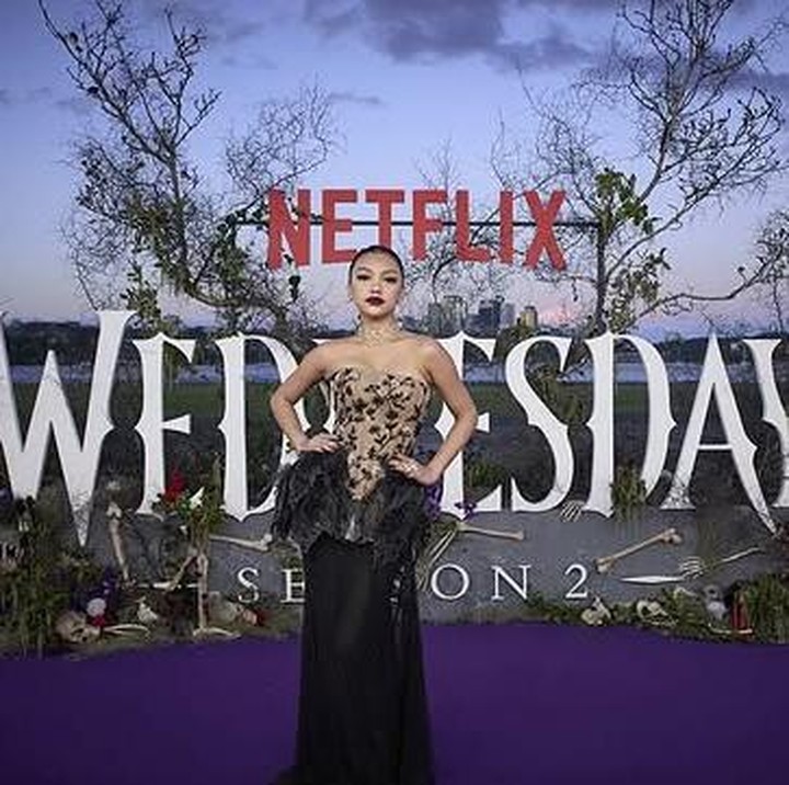 <p>Nah, baru-baru ini, Naura Ayu tampak menghadiri <em>premiere</em> Wednesday Season 2 di Australia bareng sang Bunda, Nola B3. Mengenakan <em>dress</em> coklat-hitam bermotif bunga, penampilan Naura sukses terlihat elegan sekaligus <em>classy</em> abis. (Foto: Instagram @naura.ayu)</p>