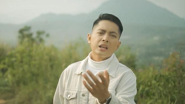 Adi Syahreza Rilis Single Kuat Tapi Lelah, Gandeng TikTokers Populer di Video Klip