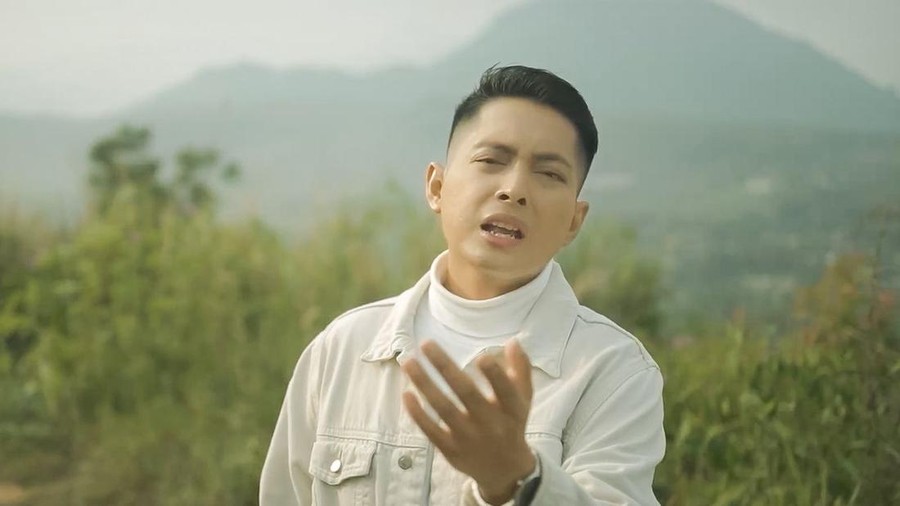 Adi Syahreza Adi Syahreza Rilis Single 'Kuat Tapi Lelah', Gandeng TikTokers Populer di Video Klip
