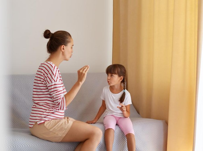 Literasi dimulai dari kemampuan untuk menyampaikan apa yang ingin disampaikan. Bagi anak-anak, belajar berbicara adalah langkah awal dalam mengembangkan keterampilan literasi.