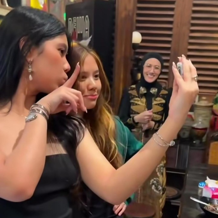 <p>Di pesta perayaan ulang tahun ini, Aira dan Safeea sempat membuat konten video bersama, Bunda. Meski baru bertemu, Aira dan Safeea tampaknya sudah langsung dekat. Perlu diketahui ya, Aira baru saja berulang tahun ke-17, sedangkan usia Safeea tsaat ini baru genap berusia 14 tahun. (Foto: Instagram @annisayudhoyono)</p>