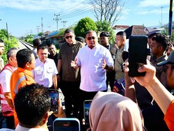 Andre Rosiade Cek TKP Kecelakaan KA Vs Mobil di Padang, Dorong Ada Palang-Penjaga