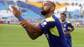 Hasil Super League: Penalti Injury Time, Arema Sikat Bhayangkara 2-1