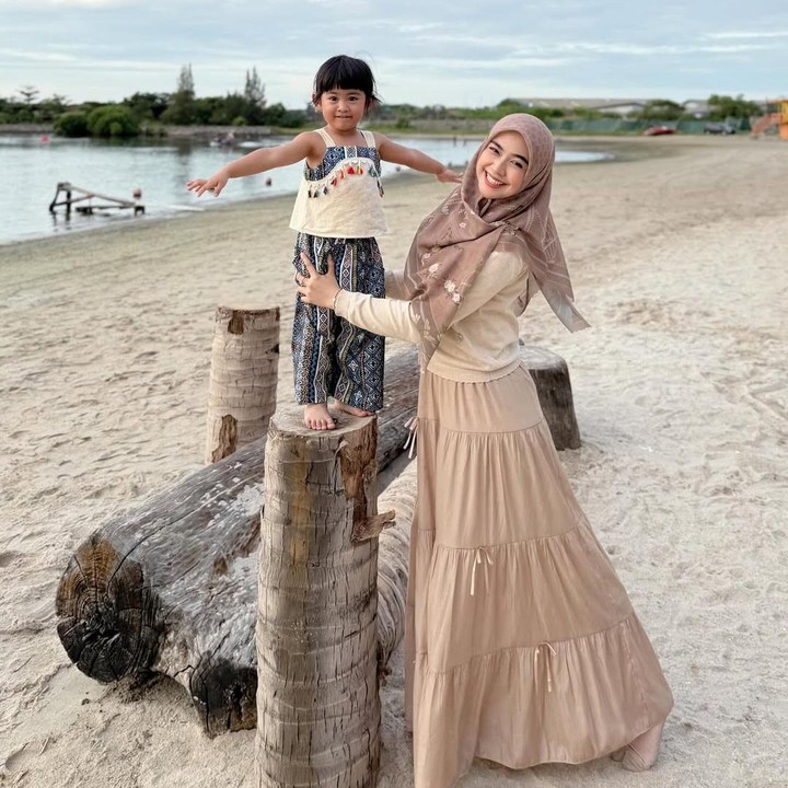 <p>YouTuber Ria Ricis dan Teuku Ryan resmi bercerai pada Mei 2024. Setelah bercerai, Ricis dan Teuku Ryan menjalani <em>co-parenting</em> bersama untuk membesarkan putri semata wayang mereka Moana. Moana sendiri diketahui tinggal bersama Ricis. Saat ini, Ricis berusaha menjadi ibu yang kuat untuk bisa membesarkan sang putri dan memberikan kebahagiaan. "Harus (kuat). Semangat harus semangat (setiap kali lihat Mona) dia belum ngerti, belum tahu banyak setikdaknya aku bisa memperlihatkan yang baik-baik saja," kata Ria Ricis, dikutip dari <em>detikcom</em> beberapa waktu lalu. (Foto: Instagram @riaricis1795)</p>