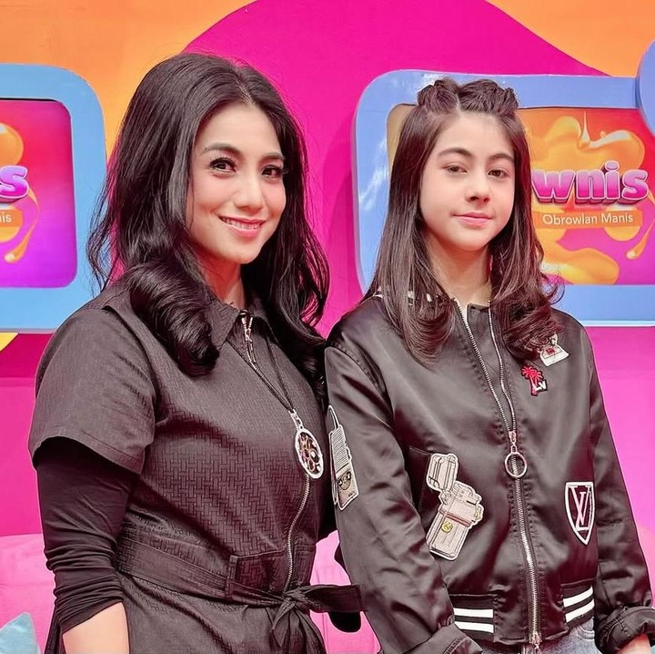 <p>Penyanyi dangdut Siti KDI resmi berpisah dari suaminya yang berkebangsaan Turki, Cem Junet Perk, pada tahun 2010. Dari pernikahannya tersebut, Siti dikaruniai seorang putri bernama Elif Kayla Perk. Setelah bercerai, Siti memilih tinggal di Indonesia dan fokus mendampingi putrinya. (Foto: Instagram @siti_perk)</p>