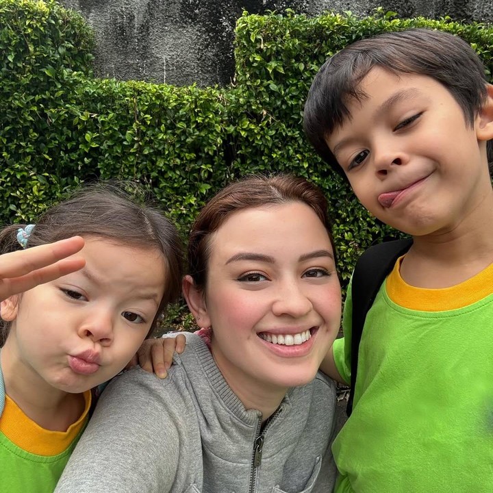 <p>Artis Kimberly Ryder resmi bercerai dari Edward Akbar pada 29 November 2024. Setelah bercerai, Kimberly fokus menjalani kehidupan barunya sebagai <em>single parent</em> dari dua anak, yakni Rayden dan Aisyah. Ia juga perlahan kembali ke dunia akting, Bunda. "Sudah aktif lagi sih, amin (lebih banyak pekerjaan)," ungkap Kimberly, beberapa waktu lalu dalam acara <em>FYP TRANS 7</em>. (Foto: Instagram @kimbrlyryder)</p>