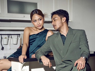 img-title Lewat 'Orang Biasa', Aziz Hedra & Sisca Saras Merasa Jatuh Cinta Nggak Perlu Jadi Orang Lain