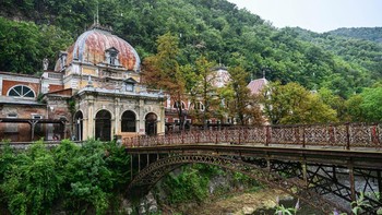 FOTO: Upaya Para Pemuda Rumania Selamatkan Kota Spa Tertua di Eropa