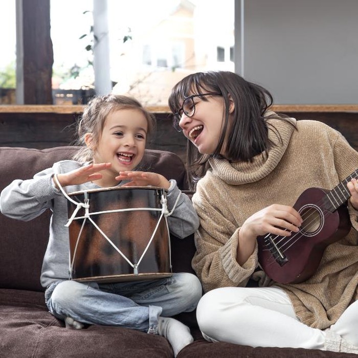 Kegiatan terakhir yang bisa dilakukan untuk meningkatkan keterampilan anak sejak dini, yakni kegiatan bernyanyi bersama. Kegiatan ini dapat membantu anak mengenal bunyi yang benar dari kata-kata yang mereka dengar dan pelajari.
