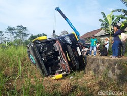 Ditinggal Sopir, Bus Ngglondor hingga Terguling di Musuk Boyolali