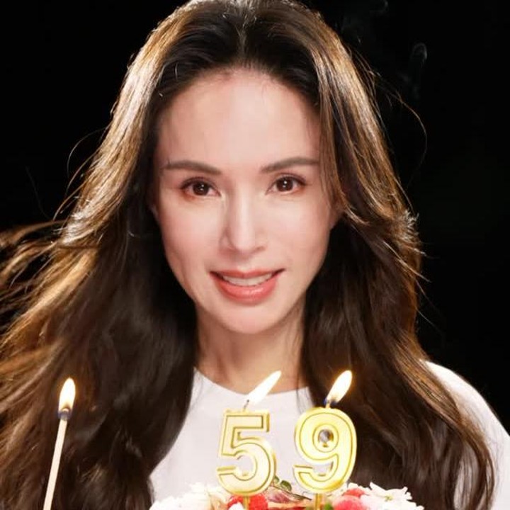 <p>Bunda masih ingat serial TV Hong Kong berjudul <em>The Condor Heroes 95?</em>&nbsp;Aktris yang memerankan Bibi Lung, Carman Lee, saat ini sudah berusia 59 tahun. Baru-baru ini, Carman mencuri perhatian publik karena parasnya yang terlihat awet muda, Bunda. (Foto: Instagram @carmanlee0816)</p>
