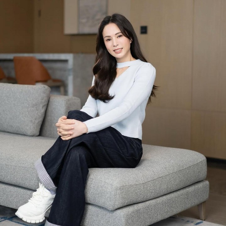 <p>Baru-baru ini, nama Carman Lee viral di media sosial. Lee mengungkap bahwa ia pernah dihentikan oleh petugas bea cukai di bandara Thailand lantaran mencurigainya menggunakan paspor palsu. Petugas tak percaya bahwa ia terlihat jauh lebih muda dari usianya. (Foto: Instagram @carmanlee0816)</p>