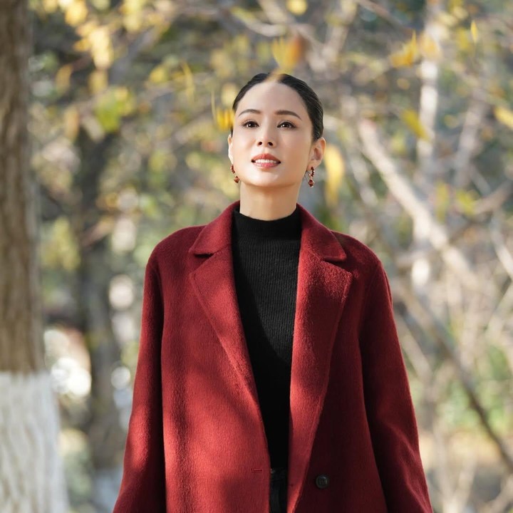 <p>Carman Lee sempat mengungkap rahasia awet mudanya, Bunda. Bintang film <em>Final Justice</em> ini menjaga penampilannya dengan diet dan disiplin olahraga selama bertahun-tahun. "Sekarang di usia 59 tahun, saya merasa lebih memahami hidup, mengenal diri saya lebih jelas, dan merasa lebih tenang dari sebelumnya. Saya berharap bahkan di usia 70, 80, atau 90 tahun, saya masih bisa tetap sehat untuk berolahraga di pusat kebugaran," katanya, dikutip dari <em>VNExpress</em>. (Foto: Instagram @carmanlee0816)</p>