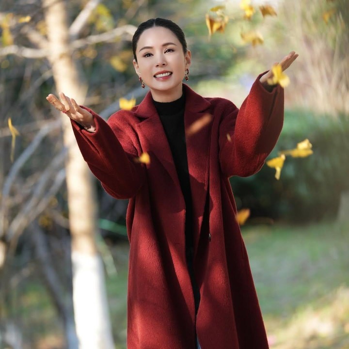 <p>Carman Lee memang sudah tidak terlalu aktif di dunia akting. Namun, parasnya yang cantik dan awet muda masih sering terlihat menghiasi majalah fashion hingga iklan TV di Hong Kong. Melalui unggahan di Instagram, Lee juga sering membagikan kesehariannya. (Foto: Instagram @carmanlee0816)</p>