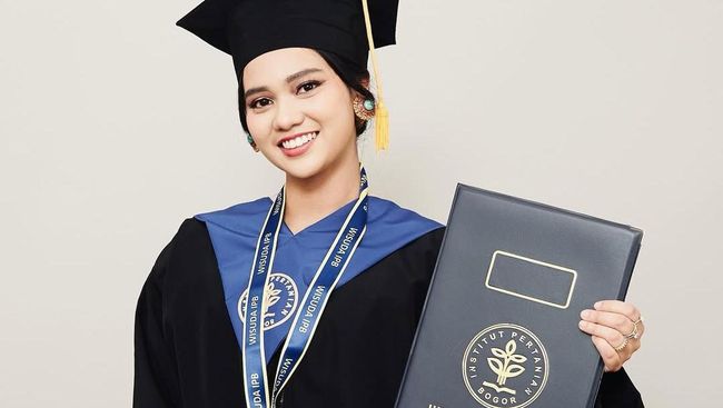 Anak Shahnaz Haque dan Gilang Jadi Dokter Hewan, 7 Potret Charlotte Wisuda Pakai Baju Alm Nenek