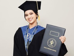 Anak Shahnaz Haque & Gilang Jadi Dokter Hewan, 7 Potret Charlotte Wisuda Pakai Baju Alm Nenek