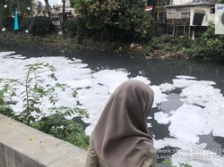 Kali Sunter Jakut Tercemar Busa, Ini Biang Keroknya