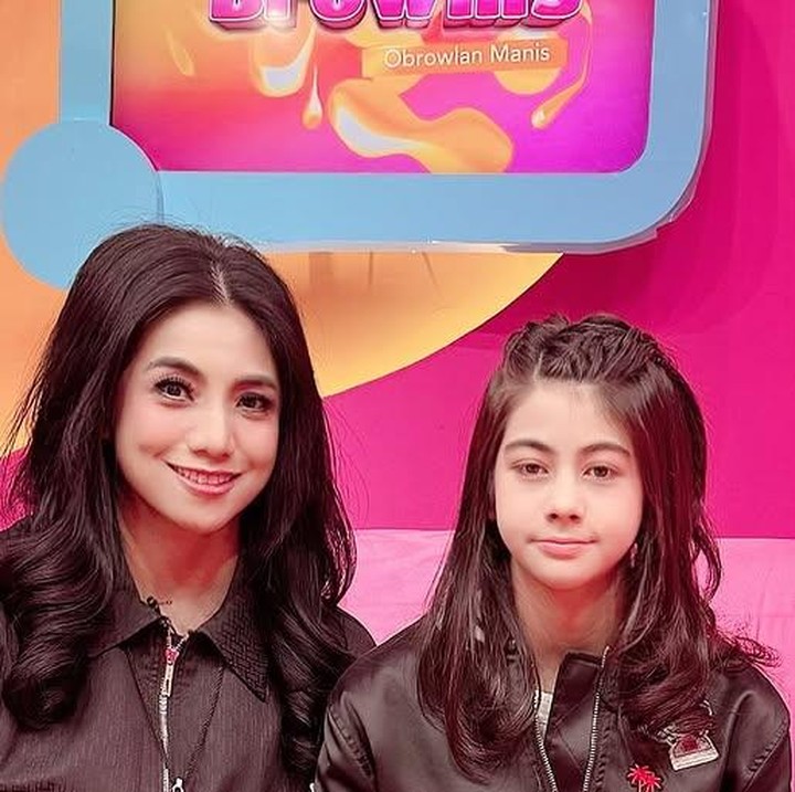 <p>Elif Kayla Perk, putri tunggal Siti KDI, juga memiliki pesona wajah blasteran yang menawan. Wajah cantiknya menurun dari sang ayah, Cem Junet Perk, keturunan Turki, dan kini ia telah menginjak usia 12 tahun, Bunda. (Foto: Instagram @siti_perk)</p>