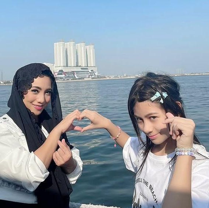 <p>Doa demi doa juga dipanjatkan untuk Elif agar ia tumbuh menjadi anak yang pintar dan berhati lembut. "Ibu selalu berdoa semoga Allah senantiasa melindungimu, memberi kesehatan, ilmu yang bermanfaat, hati yang lembut, serta mimpi-mimpi besar yang bisa kamu raih di masa depan," lanjut Siti. (Foto: Instagram @siti_perk)</p>