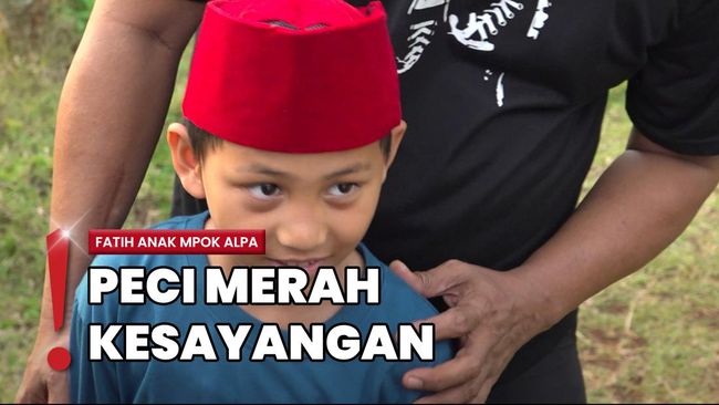 Nyekar ke Makam Ibu, Fatih Pakai Peci Merah Hadiah dari Mpok Alpa
