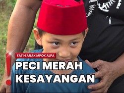 Nyekar ke Makam Ibu, Fatih Pakai Peci Merah Hadiah dari Mpok Alpa