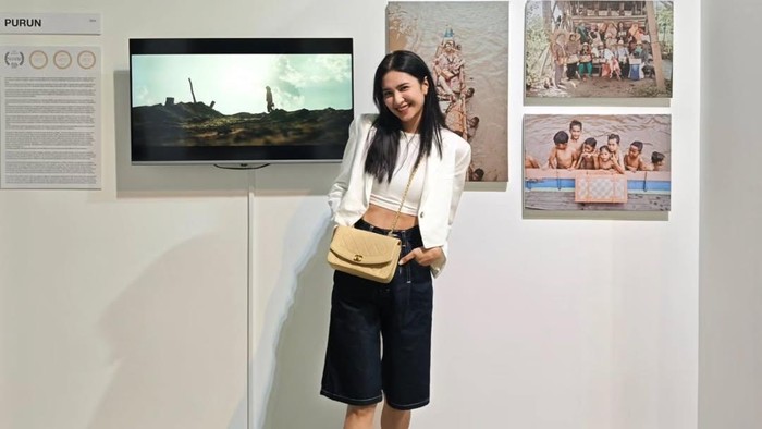 Get The Look: Ide Gaya Pakai Crop Blazer untuk Hangout Santai ala Mikha Tambayong