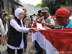 Gubernur Jatim Khofifah Salurkan Bansos Rp 4,9 Miliar di Sidoarjo