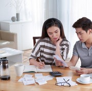 8 Hal yang Bisa Kamu Lakukan saat Memiliki Pendapatan yang Berbeda dengan Pasangan