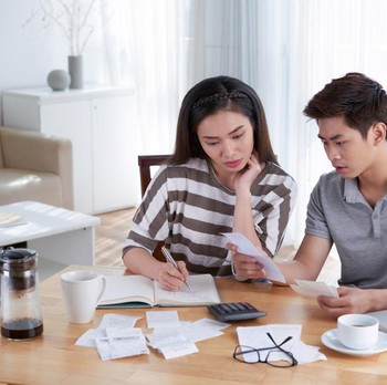 8 Hal yang Bisa Kamu Lakukan saat Memiliki Pendapatan yang Berbeda dengan Pasangan