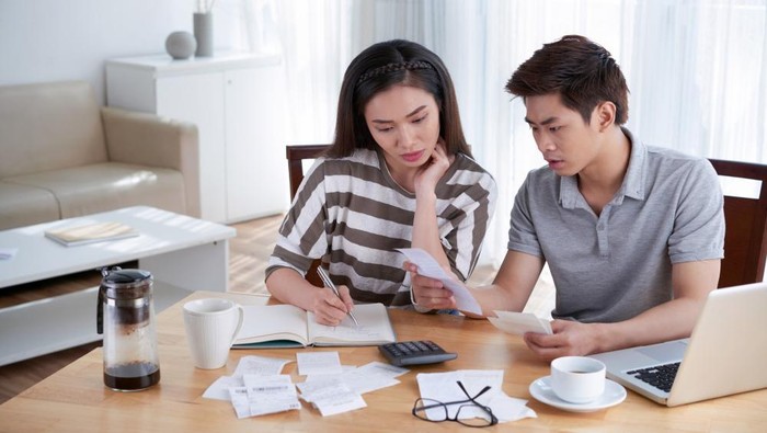 8 Hal yang Bisa Kamu Lakukan saat Memiliki Pendapatan yang Berbeda dengan Pasangan