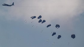 FOTO: Kiriman Bantuan dari Indonesia Terjun di Langit Gaza