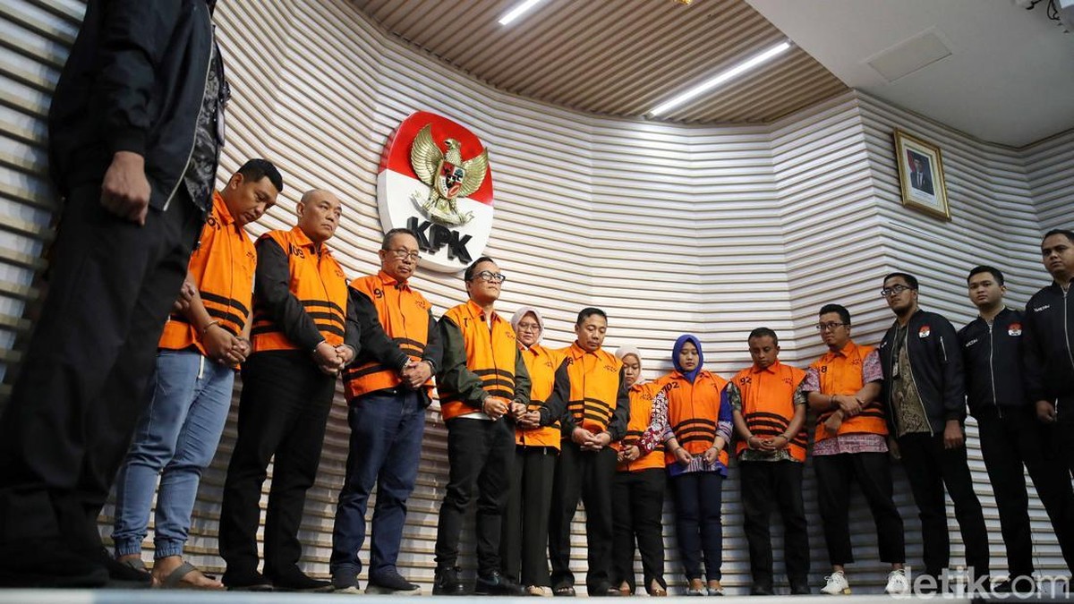 Mantan Wakil Menteri Ketenagakerjaan Immanuel Ebenezer mengenakan rompi oranye saat digiring keluar dari ruang pemeriksaan KPK di Jakarta&comma; Jumat &lpar;22&sol;8&sol;2025&rpar;&period; Ia ditahan bersama sejumlah orang lain usai operasi tangkap tangan&period;