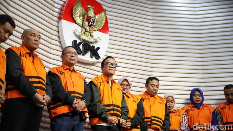 Mantan Wakil Menteri Ketenagakerjaan Immanuel Ebenezer mengenakan rompi oranye saat digiring keluar dari ruang pemeriksaan KPK di Jakarta, Jumat (22/8/2025). Ia ditahan bersama sejumlah orang lain usai operasi tangkap tangan.
