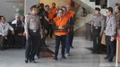 Mantan Wakil Menteri Ketenagakerjaan Immanuel Ebenezer mengenakan rompi oranye saat digiring keluar dari ruang pemeriksaan KPK di Jakarta&comma; Jumat &lpar;22&sol;8&sol;2025&rpar;&period; Ia ditahan bersama sejumlah orang lain usai operasi tangkap tangan&period;