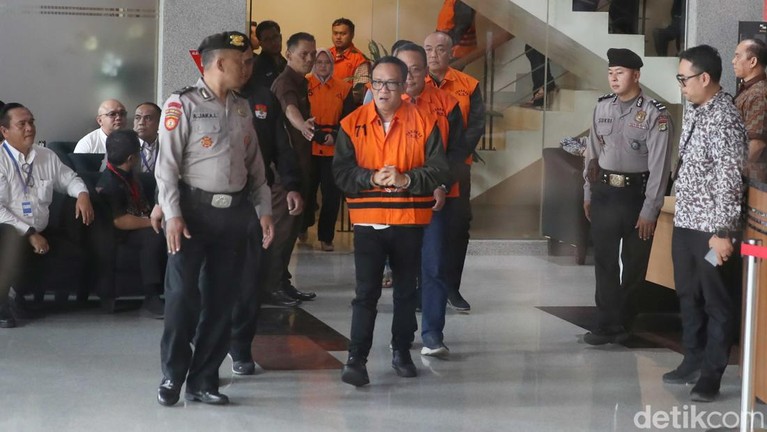 Mantan Wakil Menteri Ketenagakerjaan Immanuel Ebenezer mengenakan rompi oranye saat digiring keluar dari ruang pemeriksaan KPK di Jakarta, Jumat (22/8/2025). Ia ditahan bersama sejumlah orang lain usai operasi tangkap tangan.