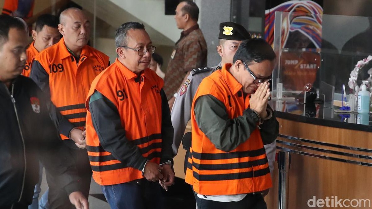 Mantan Wakil Menteri Ketenagakerjaan Immanuel Ebenezer mengenakan rompi oranye saat digiring keluar dari ruang pemeriksaan KPK di Jakarta&comma; Jumat &lpar;22&sol;8&sol;2025&rpar;&period; Ia ditahan bersama sejumlah orang lain usai operasi tangkap tangan&period;