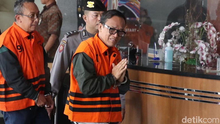 Kepalkan Tangan, Eks Wamenaker Noel Resmi Ditahan KPK Mantan Wakil Menteri Ketenagakerjaan Immanuel Ebenezer mengenakan rompi oranye saat digiring keluar dari ruang pemeriksaan KPK di Jakarta, Jumat (22/8/2025). Ia ditahan bersama sejumlah orang lain usai operasi tangkap tangan.