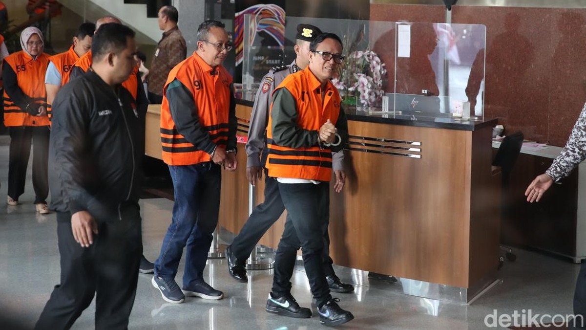 Mantan Wakil Menteri Ketenagakerjaan Immanuel Ebenezer mengenakan rompi oranye saat digiring keluar dari ruang pemeriksaan KPK di Jakarta&comma; Jumat &lpar;22&sol;8&sol;2025&rpar;&period; Ia ditahan bersama sejumlah orang lain usai operasi tangkap tangan&period;