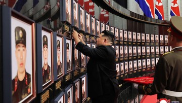 Kim Jong Un Berlutut sampai Cap Pahlawan Prajurit Korut Tewas di Rusia