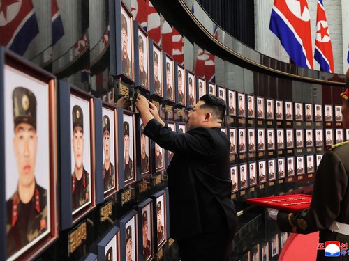 Kim Jong Un Berlutut sampai Cap Pahlawan Prajurit Korut Tewas di Rusia